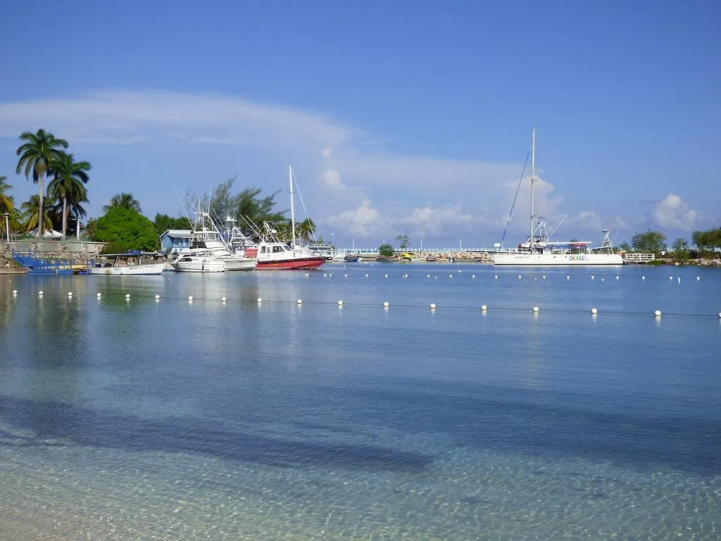 Beach Studio 30 Ocho Rios Apartment